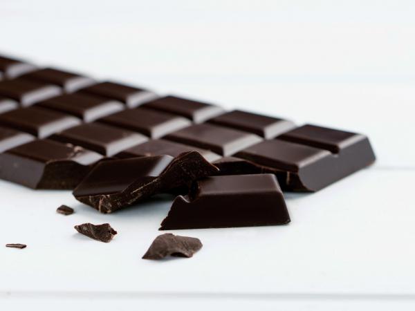 بررسی تفاوت قیمت شکلات تخته ای عمده با شکلات قنادی